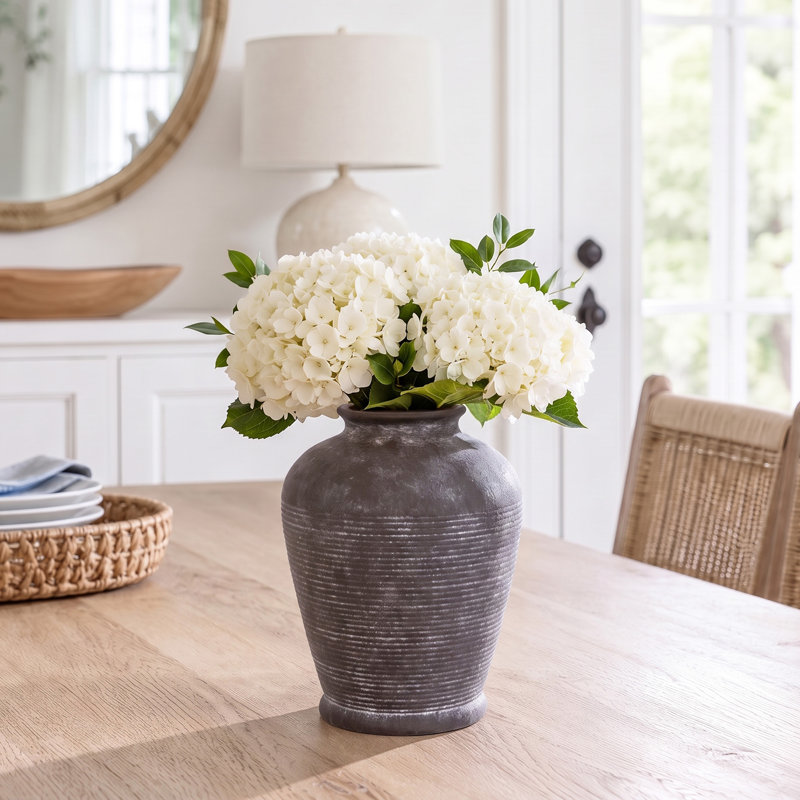 Vase de table rustique en céramique au fini texturé, idéal pour les fleurs fraîches. Décoration de style ferme d'inspiration vintage pour le salon, la table à manger, le foyer et l'entrée.