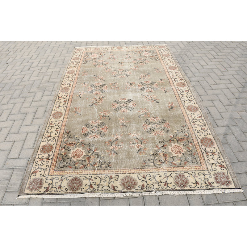 Élégant tapis turc rétro avec des motifs floraux discrets et des tons pastel doux, idéal pour une décoration gracieuse