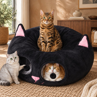 Ce lit tunnel intérieur 2 en 1 noir et rose duveteux associe un tunnel de jeu pliable à une grotte en forme de beigne avec un tapis lavable pour les chatons et les petits animaux de compagnie.
