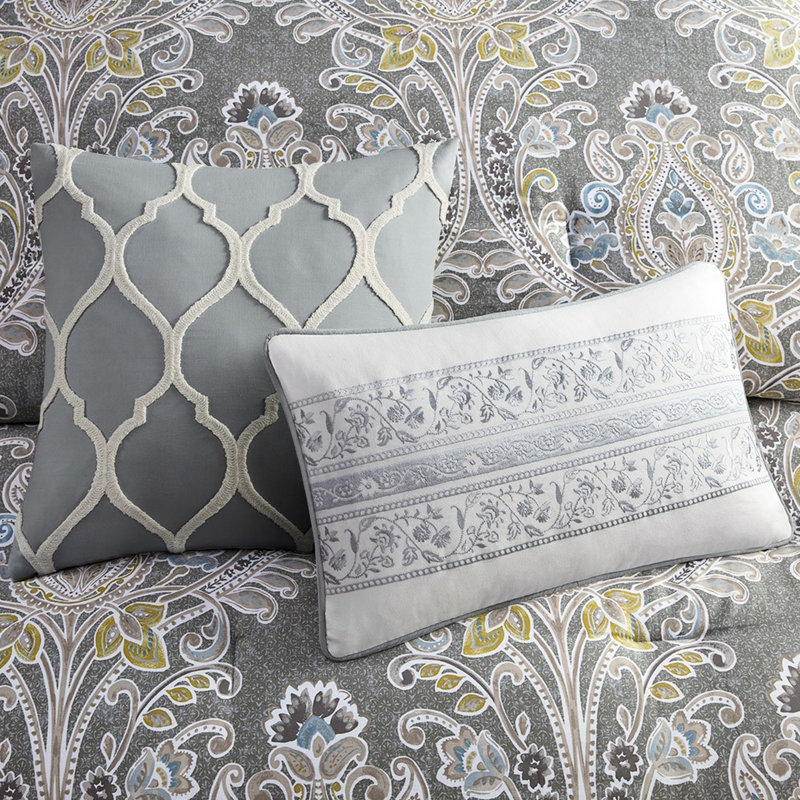 Housse de couette grise en coton king avec accessoires de chambre doux et literie 5 pièces pour le lit. Garniture design.