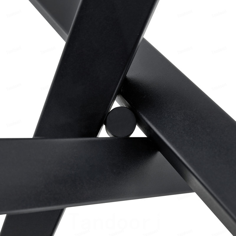 Ensemble table et chaises. Table ronde moderne en verre : 99 cm de diamètre, piètement en métal noir en forme de X. Accompagnée de 4 chaises de salle à manger marron et noires à motif coquillage. Alliant confort et style.