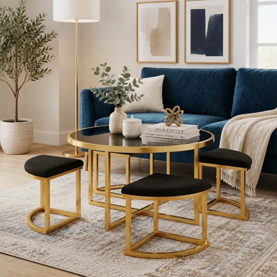 Ensemble de table basse ronde moderne avec 4 tabourets gigognes, plateau en verre trempé et structure en métal doré, gain de place et élégant pour salon et appartement