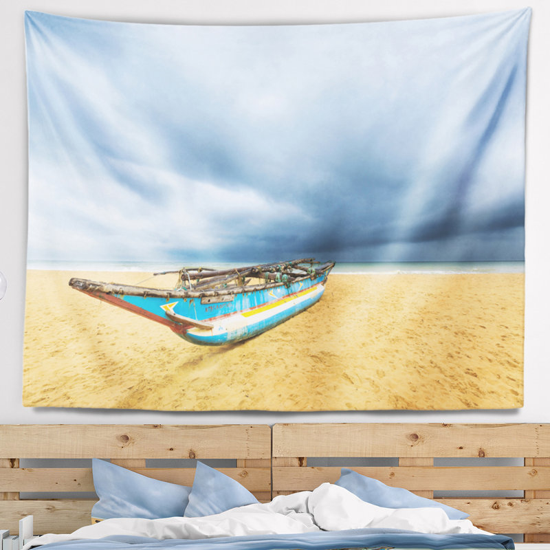 Tapisserie de bateau de pêche sur la plage avec des nuages sombres, H 68 po x l 80 po