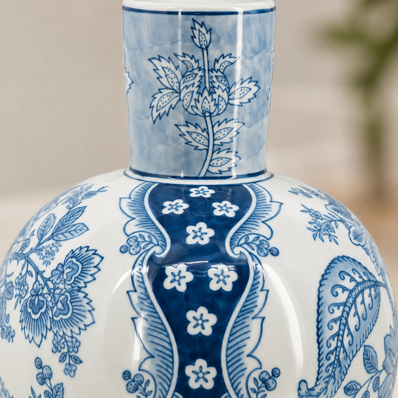 Vase en porcelaine de 43,6 cm (17,16 pouces) à motifs floraux bleus sur fond blanc
