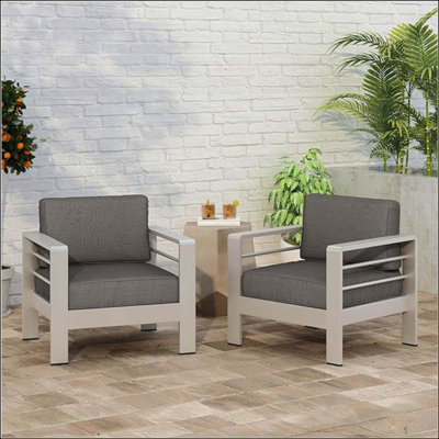 Fauteuil club avec structure en aluminium de qualité supérieure et coussin résistant aux intempéries, parfait pour les espaces de détente et de divertissement en plein air.