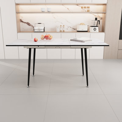 Table de salle à manger de 47 po à 63 po, motif en marbre blanc, pieds en métal noir, ajoutant de l'élégance à votre espace