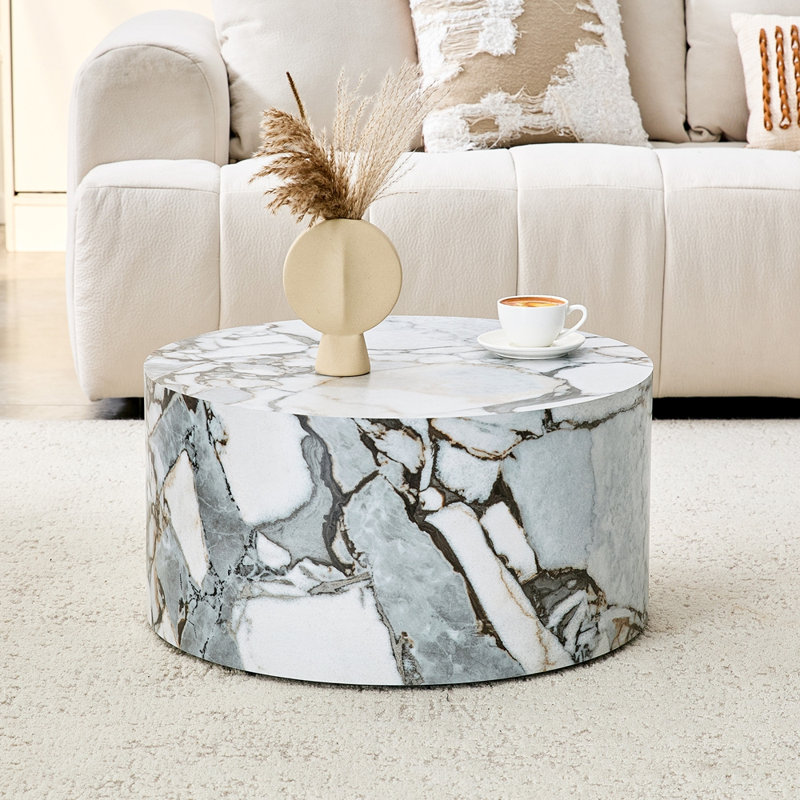 Une simple table basse cylindrique texturée en marbre, Blanc, Marbre
