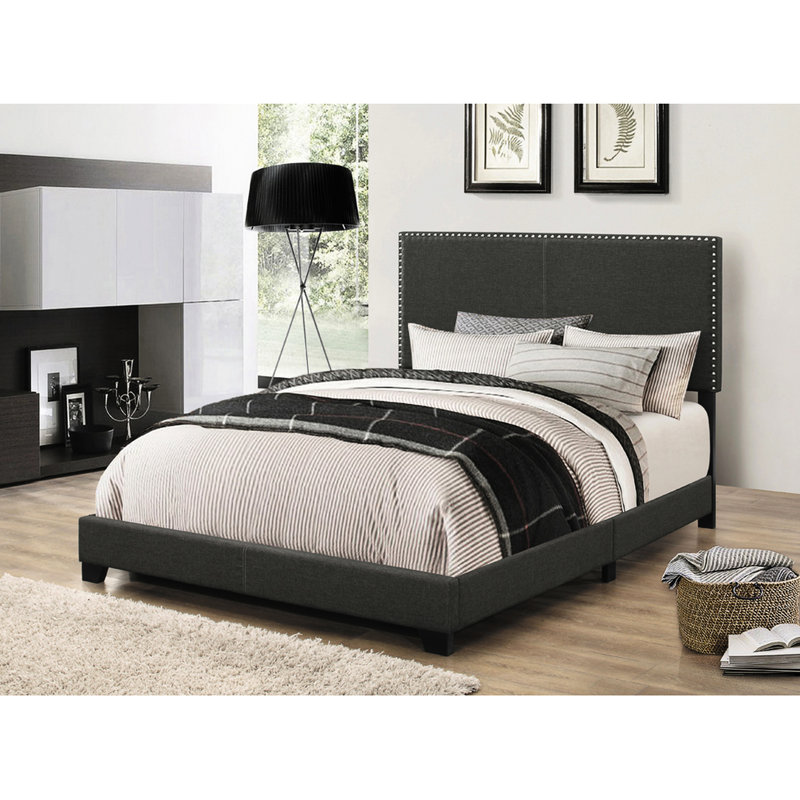 Très grand lit tapissier gris anthracite avec garniture cloutée, quatre pieds et conception rectangulaire pour chambre à coucher en couleur, type à panneau, finition gris fumé, accent