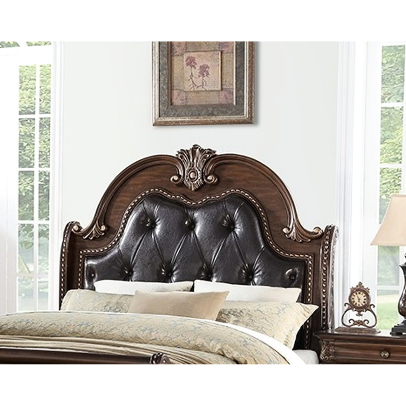 Très grand lit brun avec tête de lit rembourrée et design pour la chambre à coucher
