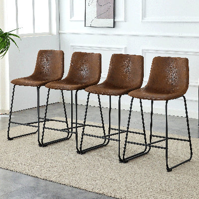 Un ensemble de 4 chaises rétro en suède brun, des tabourets de bar confortables, adaptés aux environnements de style industriel et rétro, avec des dimensions de produit de 17,7 pouces.