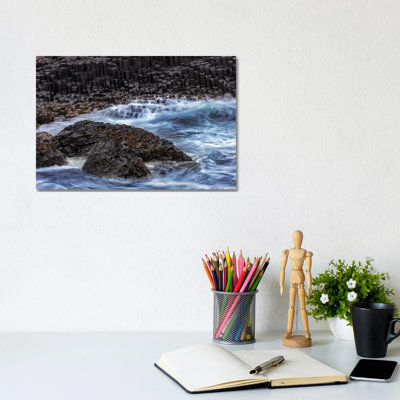 «Waves Crash into basalt at the Giant's Causeway in County Antrim, Northern Ireland» par Chuck Haney - photographie sur toile tendue