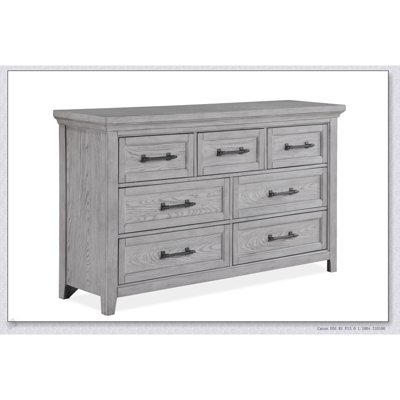 Commode contemporaine en bois gris clair avec sept tiroirs spacieux et poignées en métal pour les chambres à coucher modernes