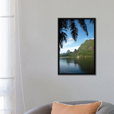 «Palmier avec bateau en arrière-plan, Moorea, Tahiti, Polynésie française I», reproduction de photo sur toile