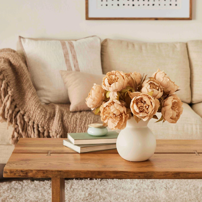 Ensemble de pivoines café au lait dans un vase mat de couleur crème