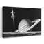 Fusée de l'espace des années 1960 survolant Saturne avec la surface d'une autre planète au premier plan, art mural rétro classique rétro-724736268