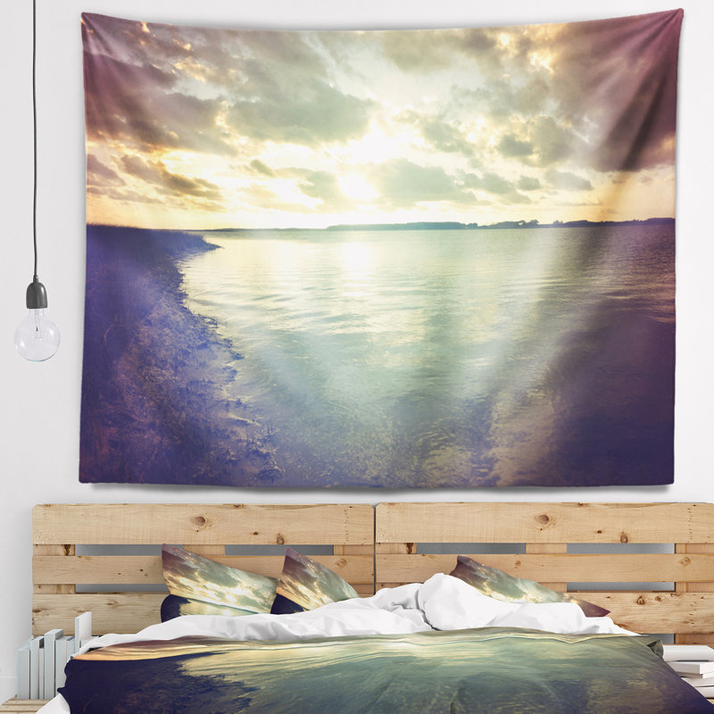 Tapisserie paysage marin foncé avec ciel nuageux, H 32 po x l 39 po
