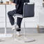 Tabouret de bar moderne en cuir synthétique avec pieds en métal argenté en forme de C, conception à poutre transversale stable, idéal pour les bars, les cuisines et les espaces de vie contemporains.