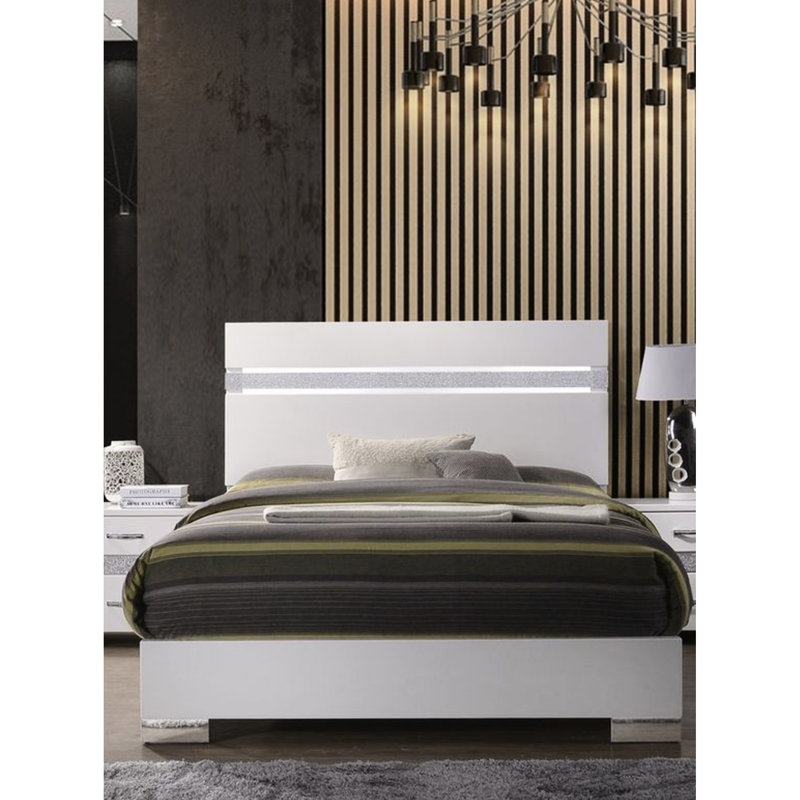 Grand lit moderne avec support - assure une bonne nuit de sommeil grâce à son cadre élégant