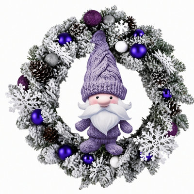 Couronne de Noël artificielle 17,7 pouces avec gnome mauve, pommes de pin et ornements