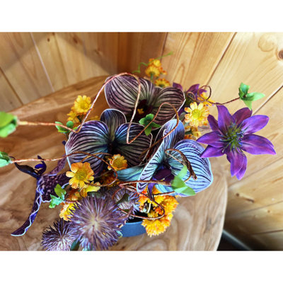 Arrangement de fleurs d'orchidées artificielles dans un vase en céramique