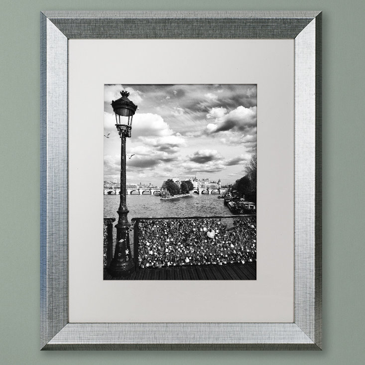 Pont des Arts Paris, reproduction de photo encadrée, H 14 po x l 11 po x P 0,5 po, Blanc, Cadre argenté