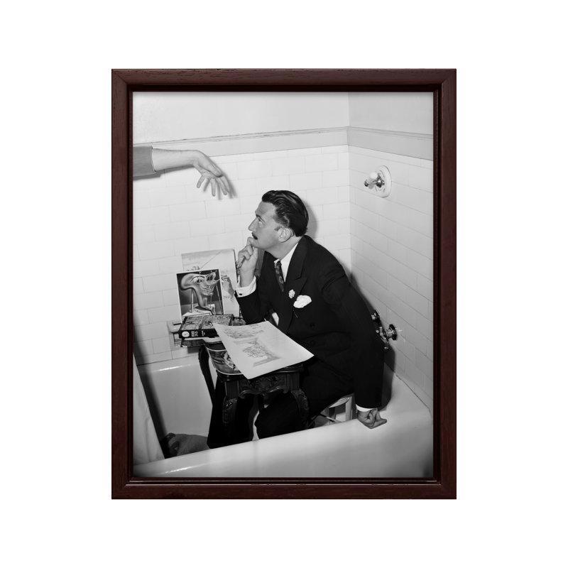 Salvador Dali assis dans une baignoire, H 08 po x l 10 po, Canevas, Encadrement brun