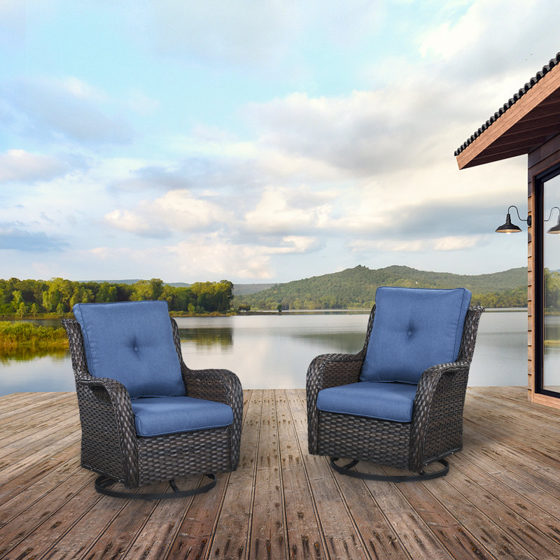 Swivel and sliding wicker patio chairs, Brun, Île Seymour Nord, Galapagos
