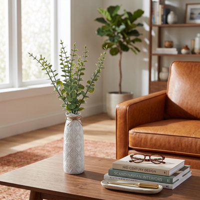 Faux plantes artificielles d'eucalyptus dans un vase