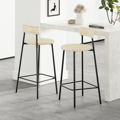 2 tabourets de bar en papier tissé à la main. Style pour la salle à manger. Structure en métal noir avec siège blanc crème. Et un bureau chic et confortable. Polyvalent. Assemblage facile