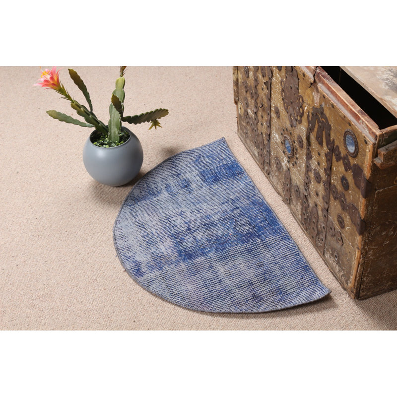 Le charmant tapis turc rond bleu ajoute une élégance antique à votre porte ou à vos petits espaces