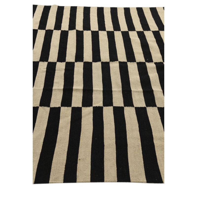 Tapis noir et blanc 5 x 8 Petrella