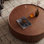 Table basse circulaire en noyer avec tiroirs pour le salon, la chambre à coucher et les bureaux, parfaite pour le rangement et le style
