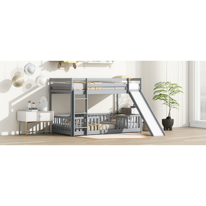 Lit superposé simple au-dessus de plancher en bois de pin massif avec glissade - couleur grise pour une utilisation polyvalente dans une chambre à coucher avec porte et garde-corps