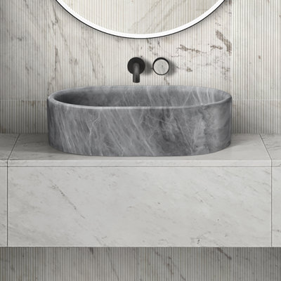 Vasque de salle de bain en pierre naturelle grise, contours lisses, bassin spacieux, finitions artisanales
