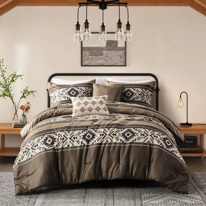 Édredon brun 5 pièces pour lit double / grand avec rayures et coussins. Matériau, coussins décoratifs lavables à la machine en brun. Propre