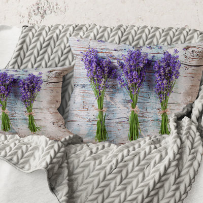 Carré, lavande fraîche sur bois - Coussin décoratif imprimé maison de campagne