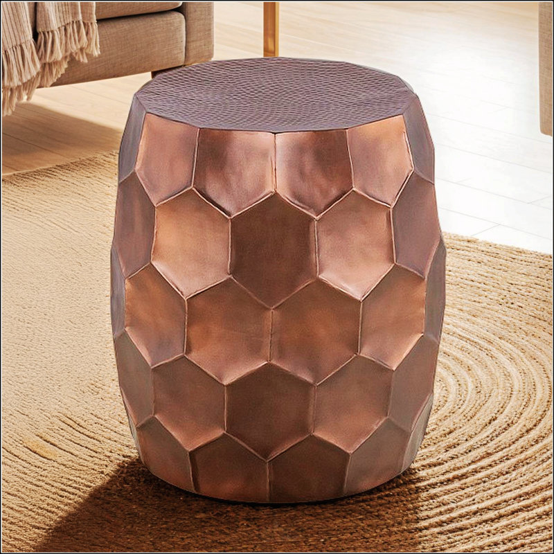 Ensemble de tables basses modernes et contemporaines rondes en aluminium de 32 pouces et table de bout de 21 pouces avec base à motif de losanges brillants et finition cuivre