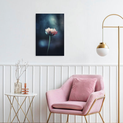 Fleur baignée de rosée - Impression d'art mural contemporain, onirique et éthéré représentant une fleur et la nature