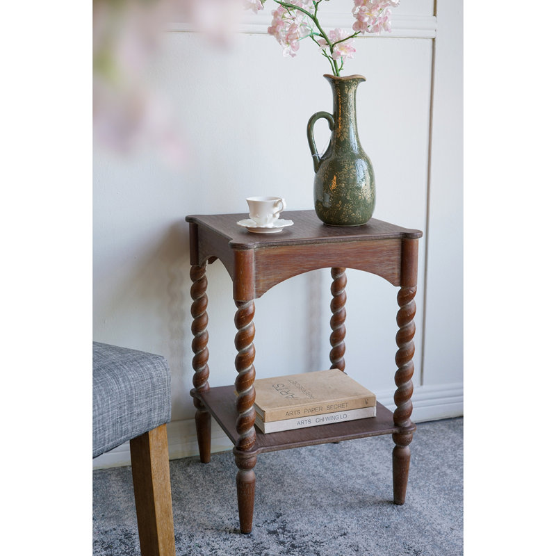 Table d'appoint en bois brun vieilli avec pieds en spirale tournés et tablette inférieure