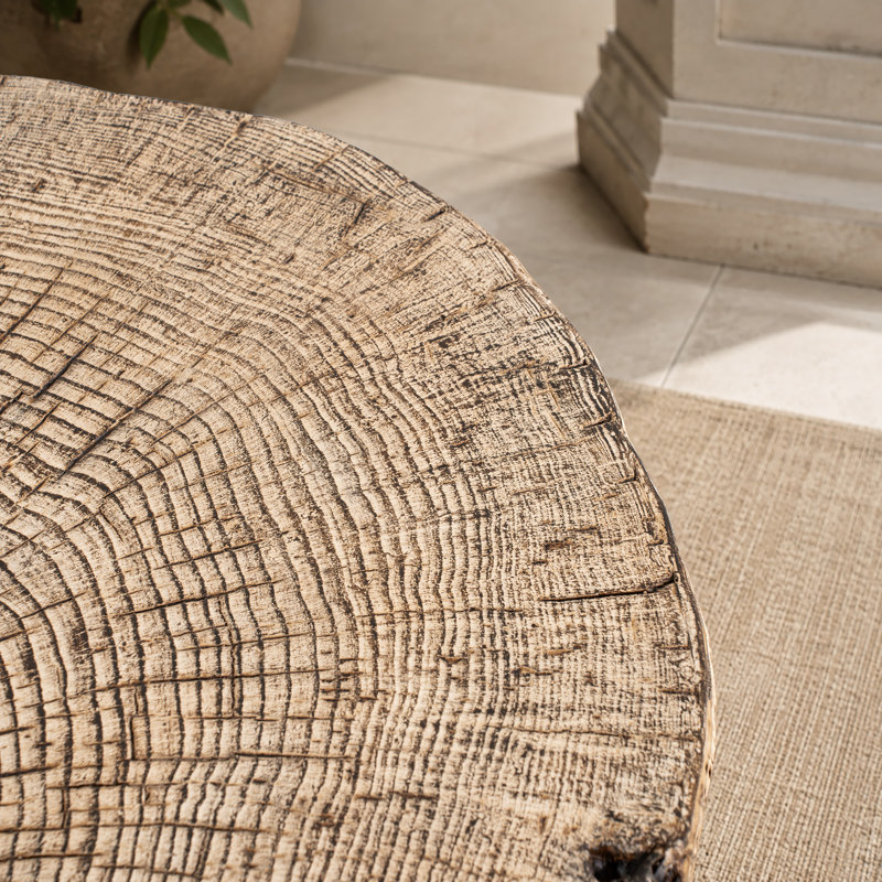 Grande table basse d'extérieur de 104 cm (41 po), style souche d'arbre en bois naturel.