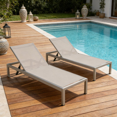 CHAISE LUNGE