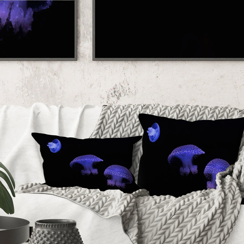 Coussin décoratif à imprimé méduse mauve sur fond noir, 16 po x 16 po