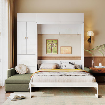 Grand lit escamotable mural avec canapé et tablettes, parfait pour les petits appartements peu encombrants