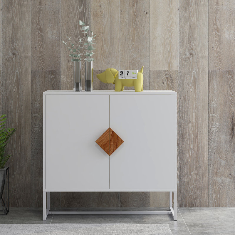 Buffet polyvalent en bois massif avec poignées élégantes et capacité de rangement abondante