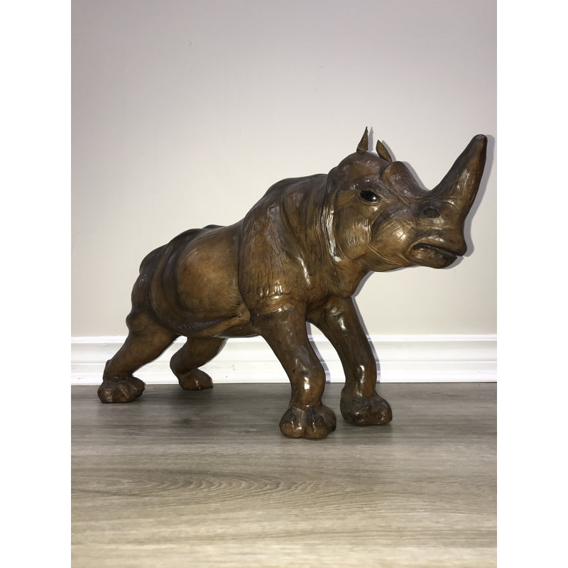  Figurine rhinocéros, H 12 po x l 22,5 po x P 8,5 po