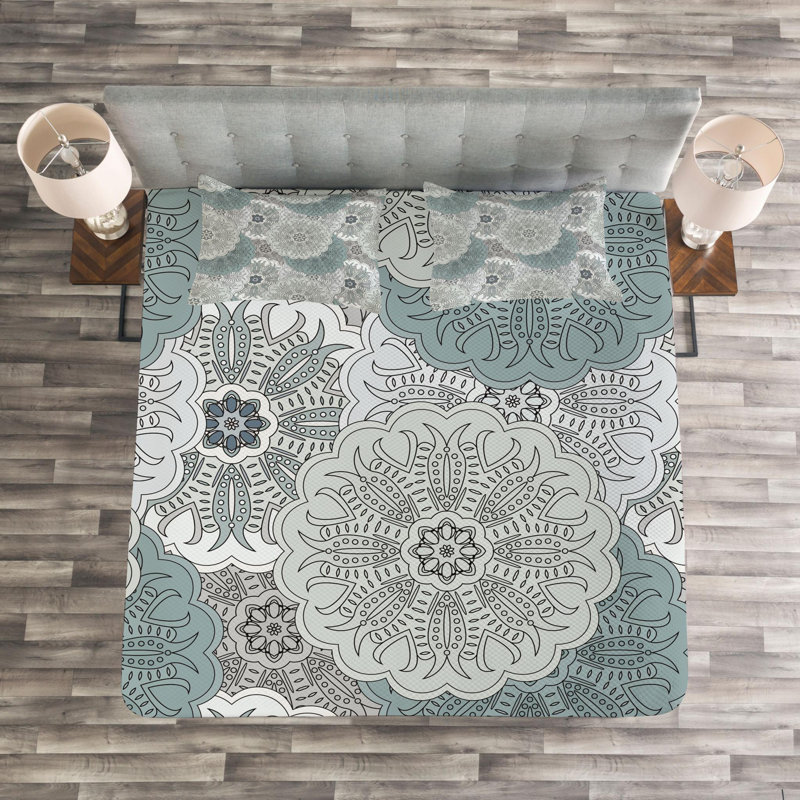 Traditional Polyester Floral Coverlet, King Coverlet + 2 Shams