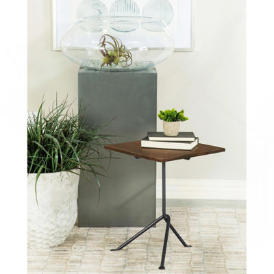 Table d'appoint brun foncé et bronze industriel avec pieds en trépied.
