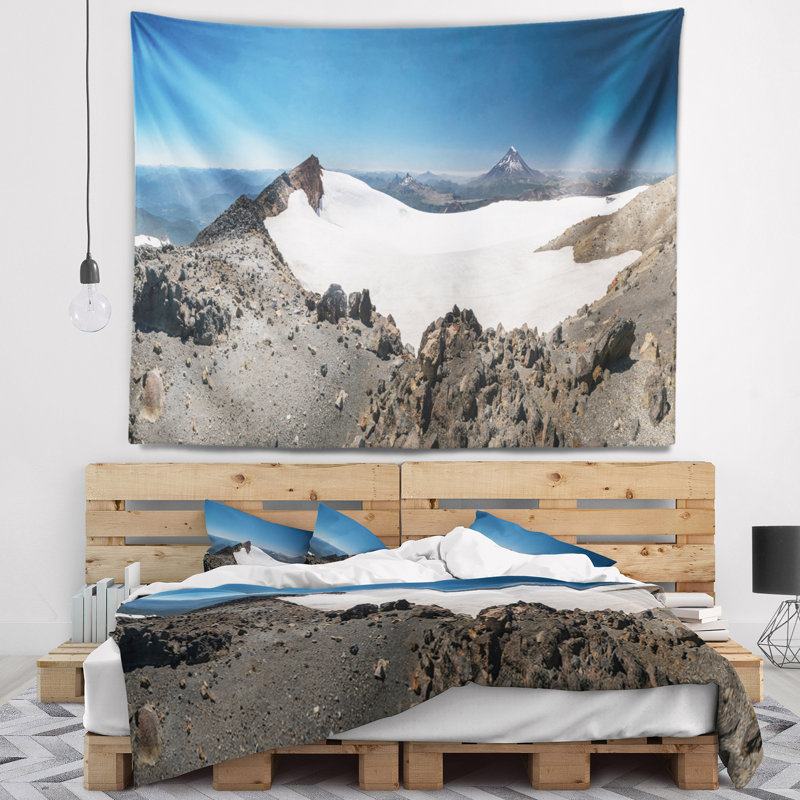 Tapisserie à quetrupillan vulkan landscape, H 32 po x l 39 po