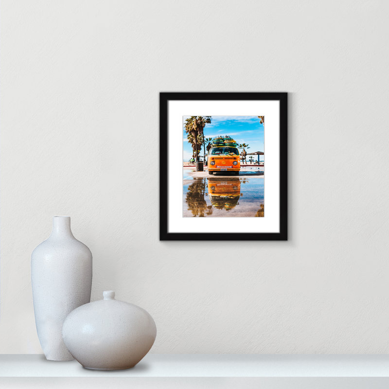 «Coastal Cruiser» par Tyler Nix, H 15 po x l 13 po x P 1,25 po, Cadre noir, Blanc mat