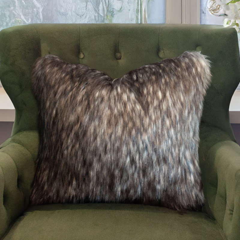 Oreiller en fausse fourrure de luxe Thomas Collection Smoky Blue Wolf, Carré 22 po